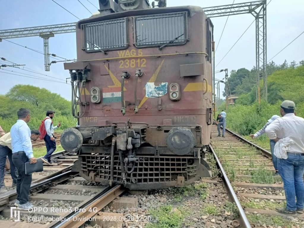 NKJ यार्ड में बेपटरी हुआ इलेक्ट्रिक इंजन, रेल यातायात प्रभावित नहीं 7 wp 1695213572586