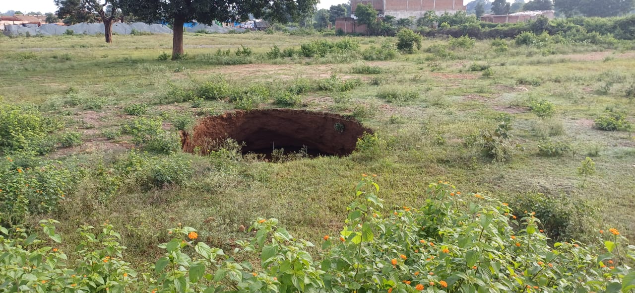 स्लीमनाबाद पर मंडराया उत्तराखंड के जोशीमठ जैसा खतरा, नर्मदा दायीं तट नहर की टनल के ऊपर की मिट्टी के धंसकने से लोगों में दहशत 22 wp 1695367858846