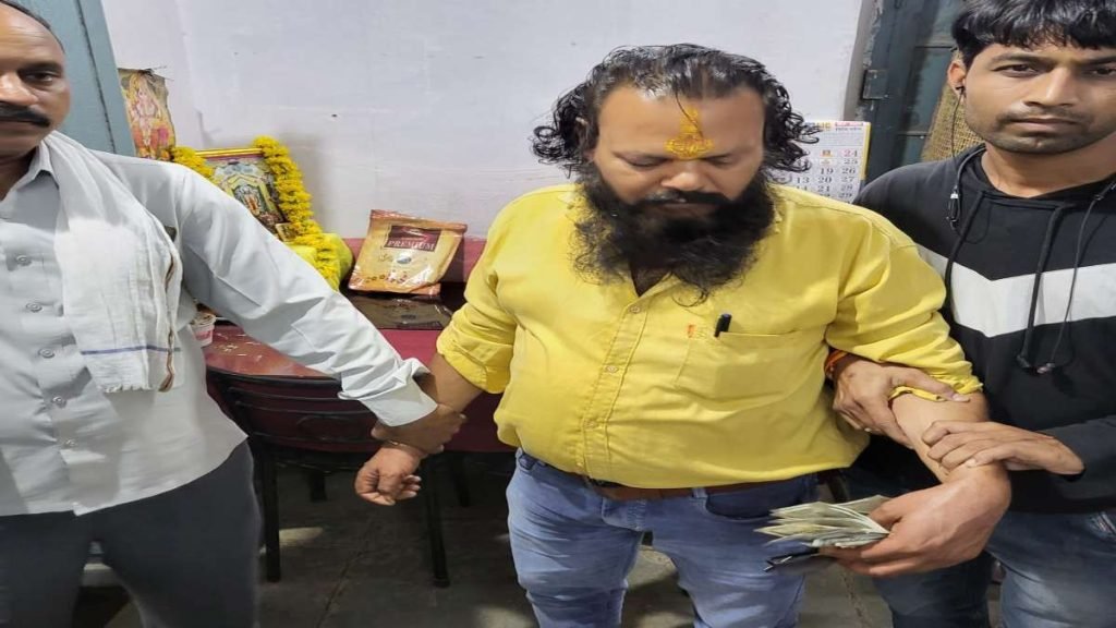 MP Lokayukta News सहायक ग्रेड 3 के अधिकारी विवेक चौहान 12 हजार रुपए रिश्वत लेते गिरफ्तार, वीडियो वायरल 7 नीमच रिश्वत 1024x576 1