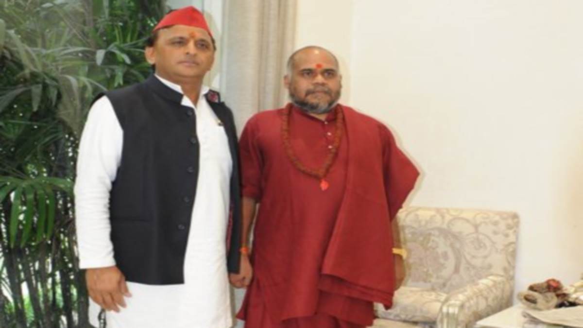 akhilesh yadav with mirchi baba