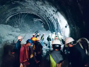 सुरंग हादसे में बचाव अभियान जारी: श्रमिकों से 40 मीटर दूर पहुंची बचाव टीम, जीएसआई-एनजीआरआई विशेषज्ञ बुलाए गए