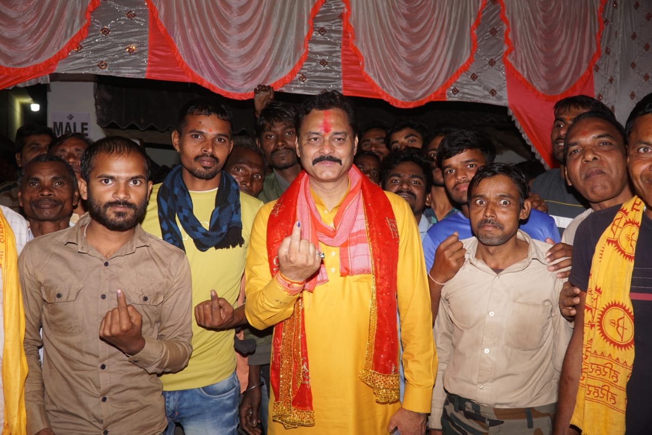 Election Update: संजय सत्येन्द्र पाठक ने बरमानी बूथ पर डाला वोट , कटनी जिले में शाम 5 बजे तक 69.03 रहा वोटिंग परसेंट; जानिए चारों विधानसभाओं का मतदान प्रतिशत 24 IMG 20231117 WA0035