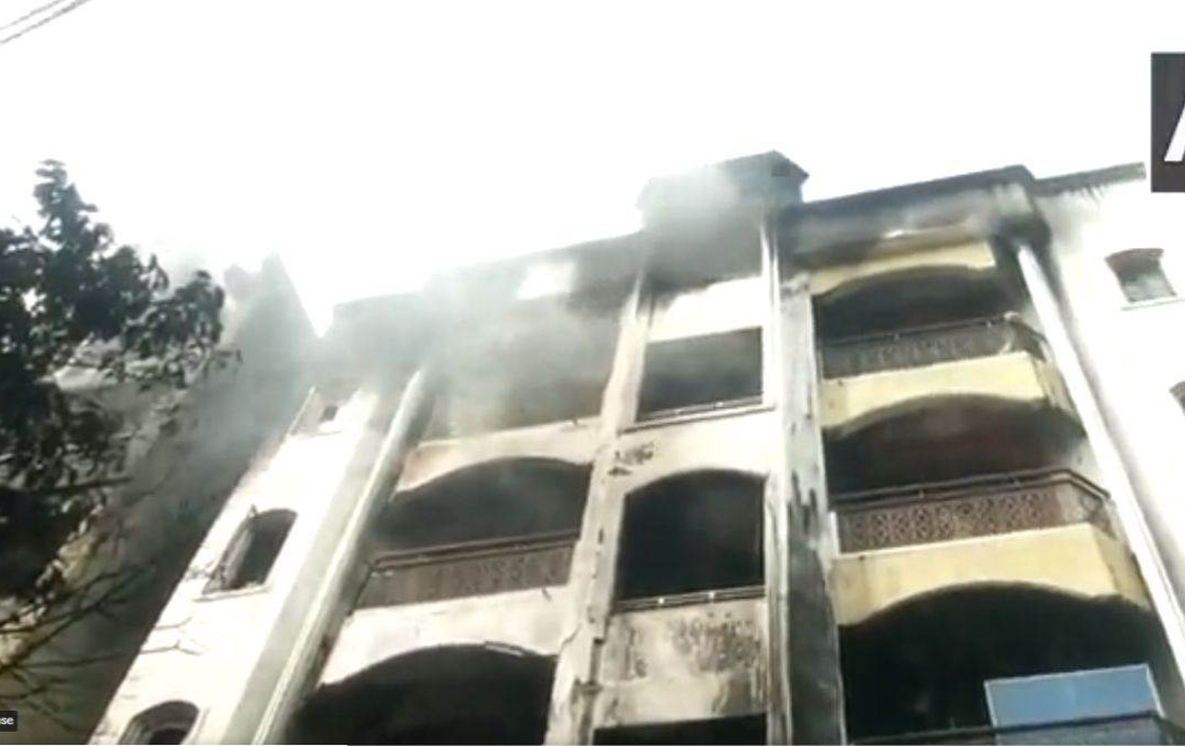 हैदराबाद में बड़ा हादसा अपार्टमेंट में आग लगने से 6 लोगों की मौत 22 wp 1699855773533