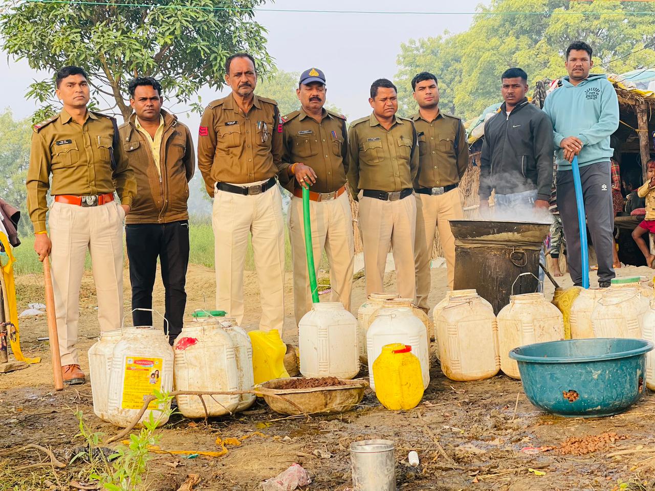 विजयराघवगढ़ पुलिस ने 2 महिलाओं से की 105 लीटर शराब जप्त, 600 किलोग्राम महुआ लाहन नष्ट 22 wp 1700742056283