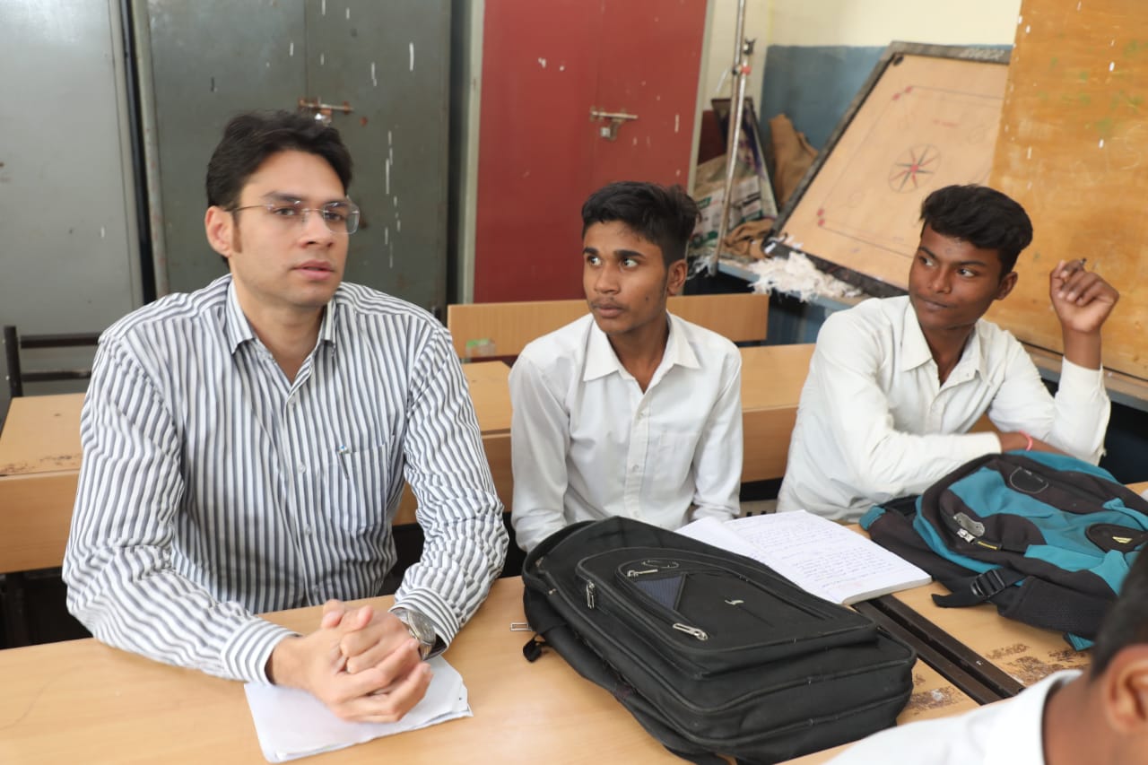 Collector Avi Prasad in active mode: परीक्षा परणिामों की बेहतरी के लिए मिशन-45 के तहत कलेक्टर की अभिनव पहल, तीन हायर सेकेण्ड्री स्कूलों का किया औचक निरीक्षण 22 06 1