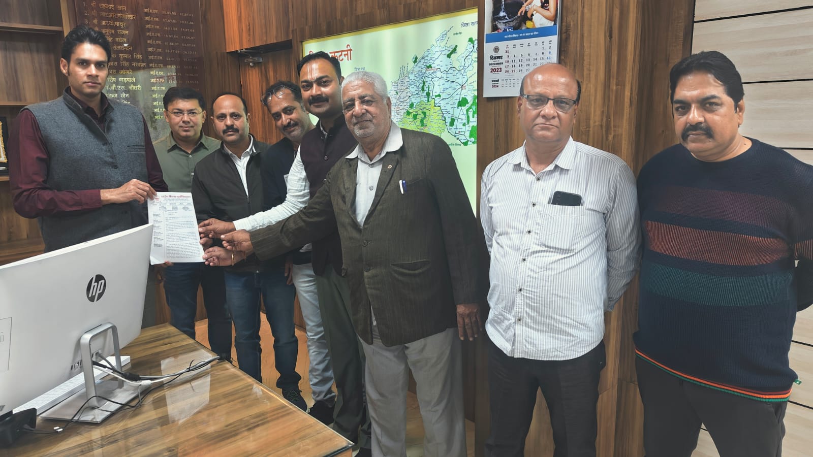 नई कस्टम मिलिंग में व्याप्त विसंगतियों को दूर करने राइस मिल एसोसिएशन ने कलेक्टर को सौंपा पत्र 22 wp 1701871315375