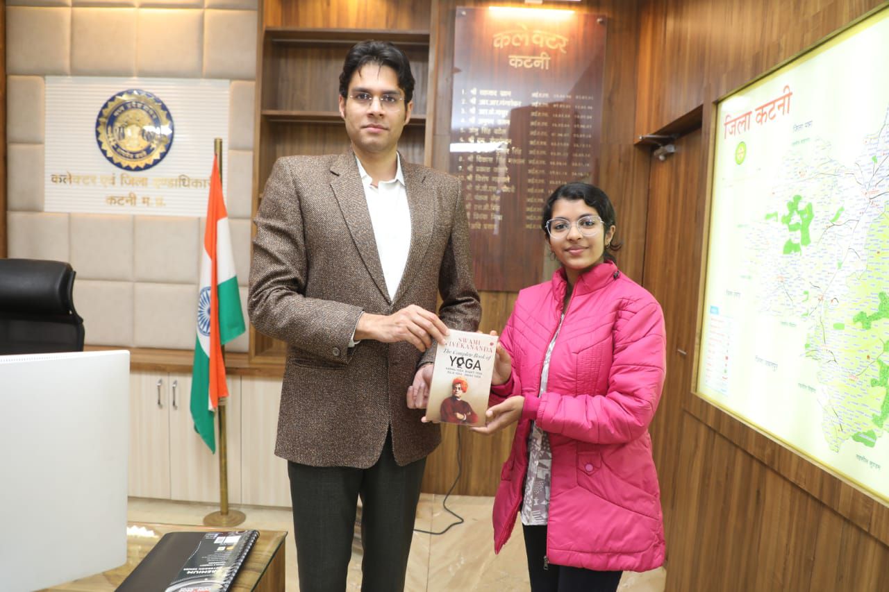 नि-क्षय मित्र मीनाक्षी ने कलेक्टर को भेंट की पुस्तक, बनीं ब्रांड एम्बेसडर 22 wp 17044668434728008728189574008557