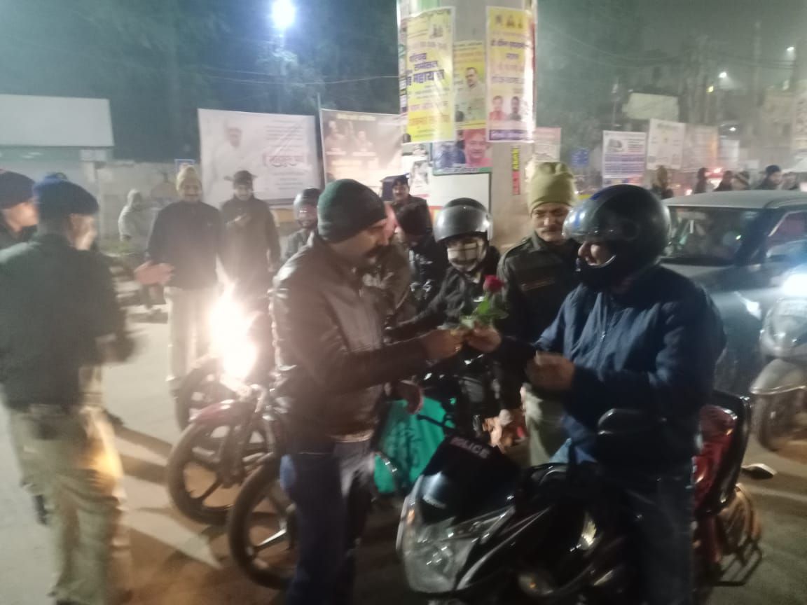 हेलमेट पहने बाइक चालकों का फूल देकर किया सम्मान, कोतवाली पुलिस की पहल 43 wp 17047295656563024033083890399183