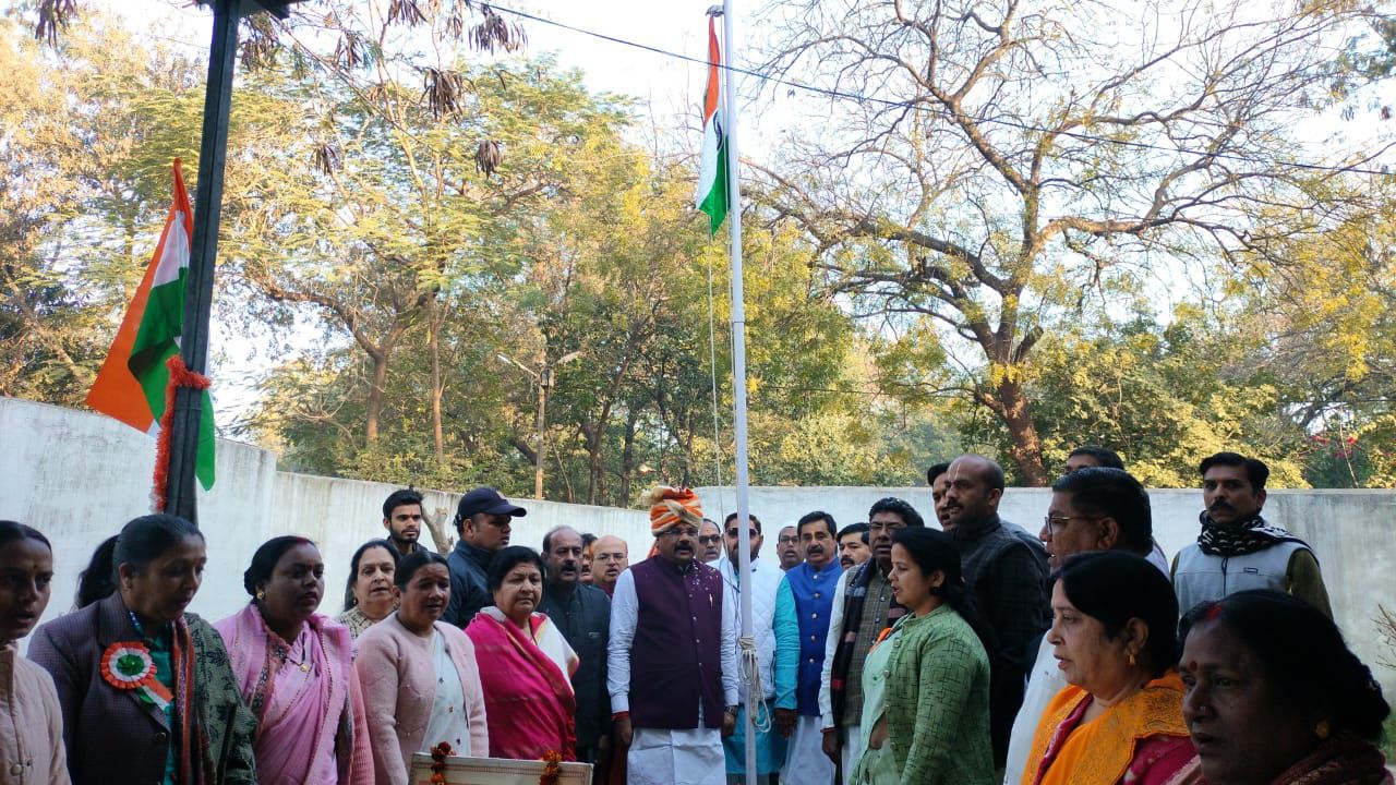 भाजपा जिला दफ्तर एवं सांसद कार्यालय में जिलाध्यक्ष दीपक सोनी टंडन ने फहराया तिरंगा 1 wp 17062597389812554996030070149725