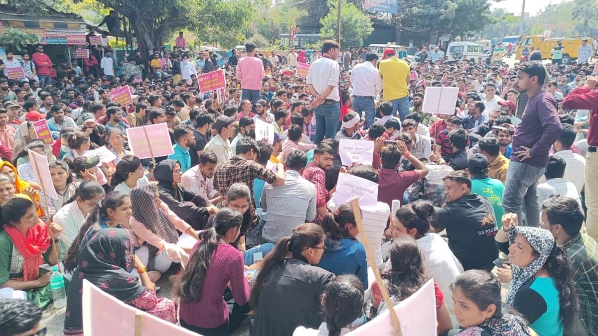Patwari Vacancy: पटवारी भर्ती में गड़बड़ी से नाराज सैकड़ों युवाओं ने घेरा कलेक्टर कार्यालय 22