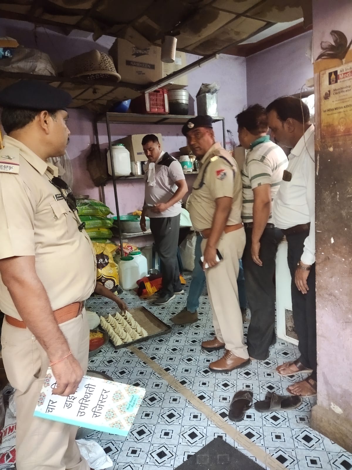 मिलावट से मुक्ति अभियान के तहत रेल्वे प्लेटफार्म पर प्रशासन ने वेंडर्स की खाद्य सामग्री के लि‍ए सेम्‍पल, बिना लाइसेंस 3 के विरूद्ध प्रकरण दर्ज