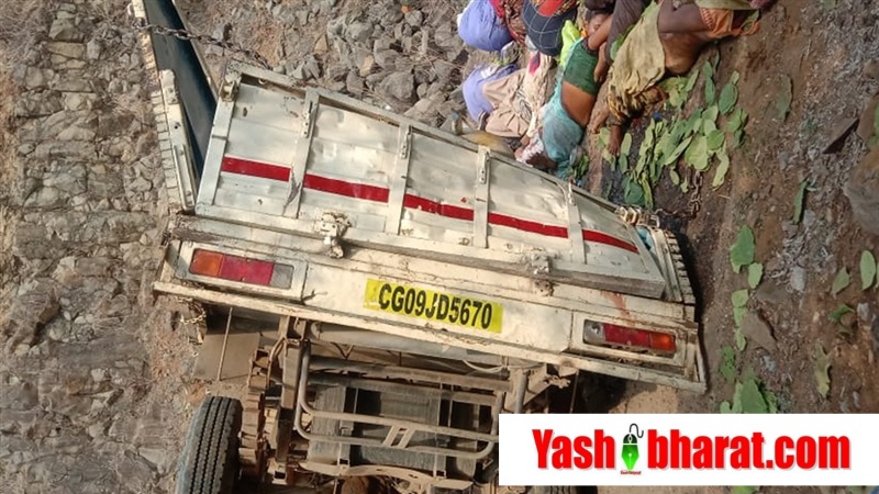 एक्सीलेटर में फंसीी चप्पल और चली गई 19 लोगों की जान 22 20 05 2024 kawardha news 02