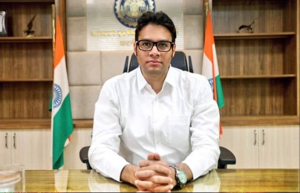 कलेक्टर अवि प्रसाद द्वारा नगर परिषद बरही के 3 कर्मियों को किया निलंबित