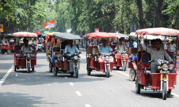 Breaking: ई-रिक्शा चालक अब अपने घर से 15 किलोमीटर के दायरे में ही वाहन चला पाएंगे, ट्रैफिक पुलिस ने बनाया प्लान; जानिए यातायात नियमों में हुए क्या बदलाव