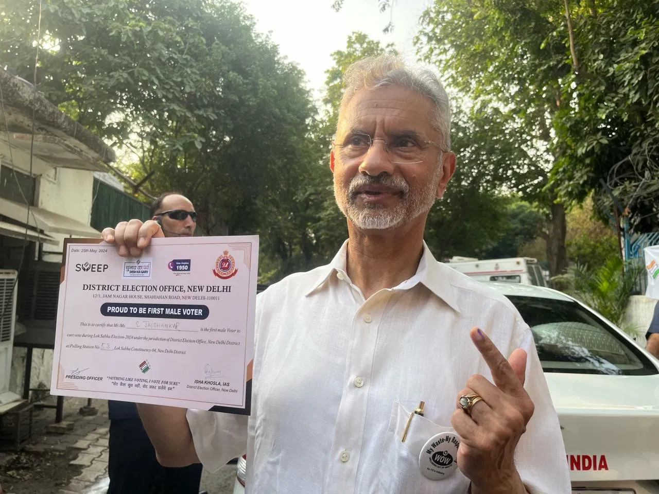 20 मिनट तक लाइन में खड़े रहे एस जयशंकर, गलत बूथ पर वोट डालने पहुंच गए थे