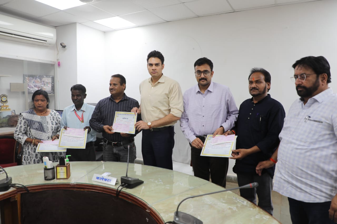 कलेक्टर अवि प्रसाद ने मतदान प्रतिशत बढ़ाने वाले बी.एल.ओ, आंगनबाड़ी व आशा कार्यकर्ता, सचिव, जीआरएस व वार्ड दरोगा को नगद राशि से किया पुरस्कृत 22 21 1