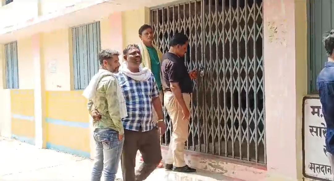 Katni Breaking 6 हजार की रिश्वत लेते हुए लिपिक व सचिव को लोकायुक्त ने पकड़ा, एरियर्स भुगतान के नाम पर ग्राम सचिव से मांगी थी घूस 22 IMG 20240612 WA0017