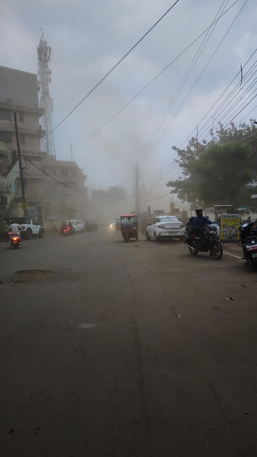 pre monsoon कटनी में तेज हवा के बाद बारिश से मिली गर्मी में राहत 22 IMG 20240618 WA0024