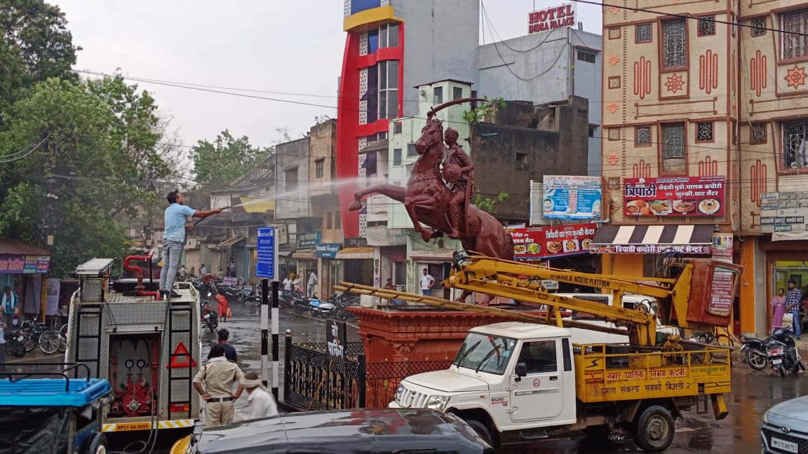 पुण्यतिथि विशेष: झांसी की रानी वीरांगना महारानी लक्ष्मी बाई की प्रतिमा की हुई साफ सफाई, महापौर ने अर्पित किए श्रद्धा सुमन 22 IMG 20240618 WA0027