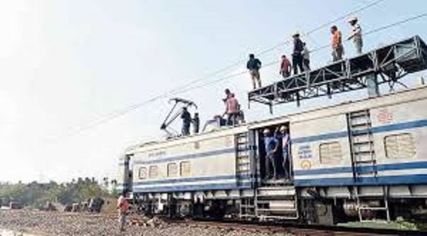 madhya pradesh Jabalpur Railway Division Railway power line broken due to storm rail traffic disrupted between Jabalpur Katni news in hindi