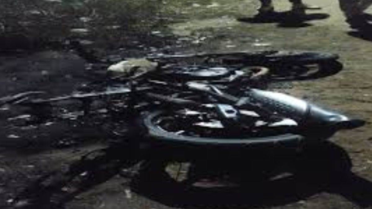 दो मोटरसाइकिलें आपस में टकराई, हुआ धमाका लग गई आग, 4 की मौत, 2 गम्भीर 1 10 07 2024 naidunia fire bike acci