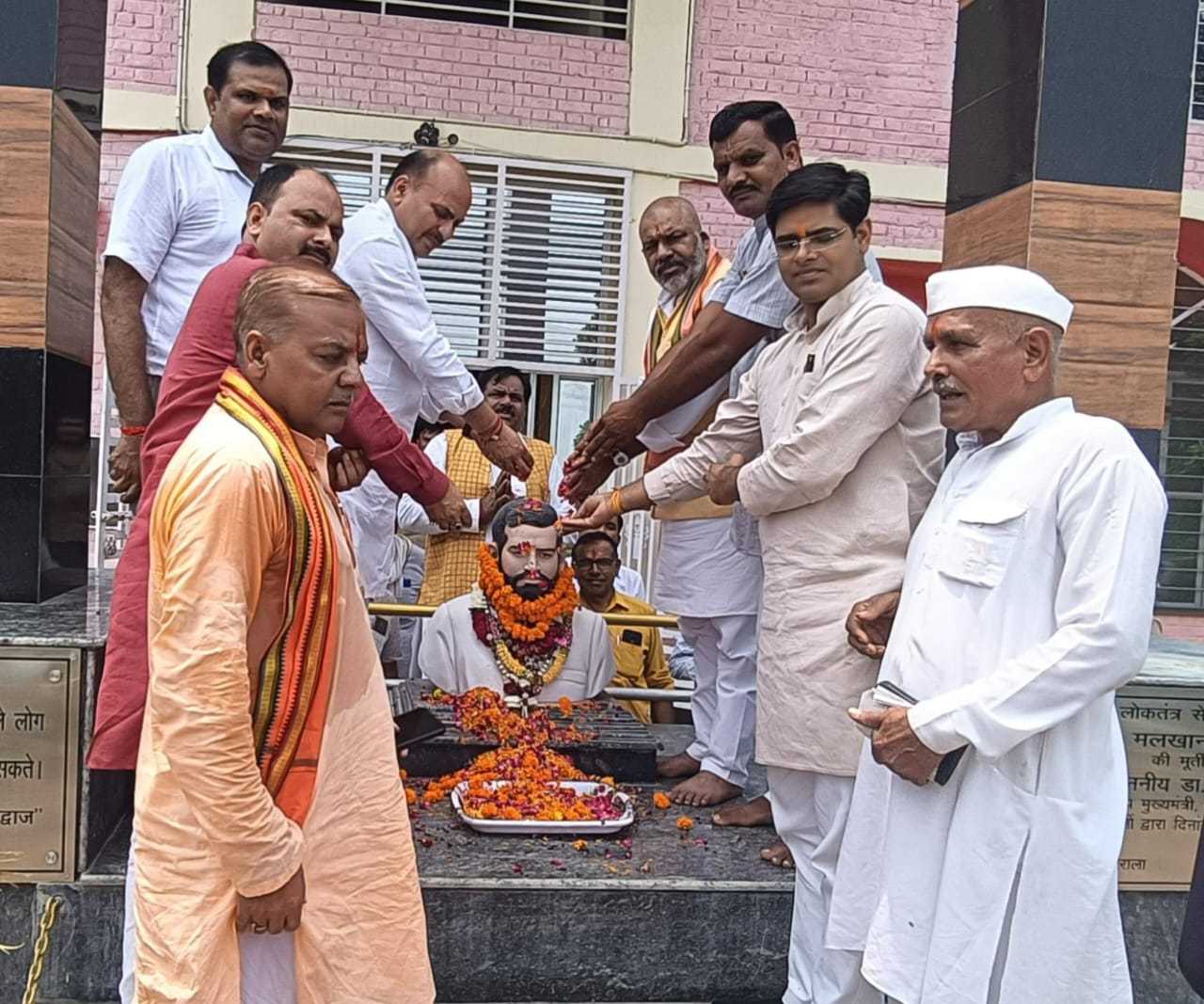 एम एस बी ग्रुप ऑफ़ इंस्टीट्यूशन में लोकतंत्र सेनानी पंडित मलखान सिंह भारद्वाज की 43 वी पुण्यतिथि पर किया 108 पौधों का रोपण 22 IMG 20240711 WA0026