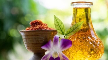 Pure Cold-Pressed Oil Identification: कहीं आप तो नहीं खा रहे मिलावटी तेल? इन 5 आसान तरीकों से पहचानें असली कोल्ड-प्रेस्ड ऑयल 22 Know what is Kumkumadi oil