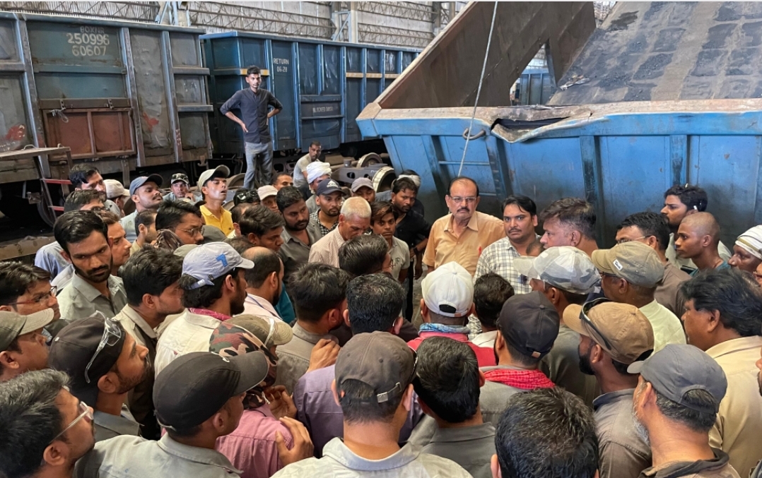 एनकेजे के ROH शेड में लिफ्टिंग के दौरान हादसा, बाल बाल बचे कर्मचारी 22 Screenshot 20240721 124920 WhatsApp 1