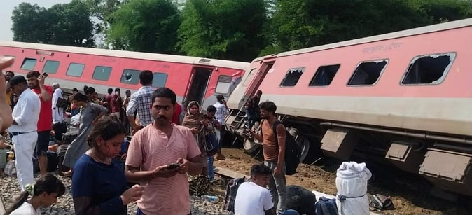 Gonda Train Accident: के गोंडा में बड़ा रेल हादसा, डिब्रूगढ़ एक्सप्रेस के 12 कोच पलटे; 4 यात्रियों की मौत, हैल्पलाइन नम्बर जारी 22 godna train hadsa