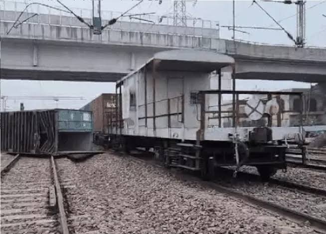 Breaking: हरियाणा के करनाल में रेलवे ट्रैक पर संचालन रुखा, बिखरे मिले मालगाड़ी के 8 कंटेनर 22 images 14