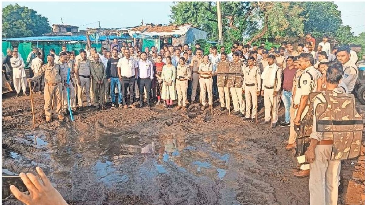 मध्य प्रदेश में अवैध अतिक्रमण पर प्रशासन का सख्त रुख, 50 लाख की जमीन पर की गई कार्रवाई 42 Bulldozer Action