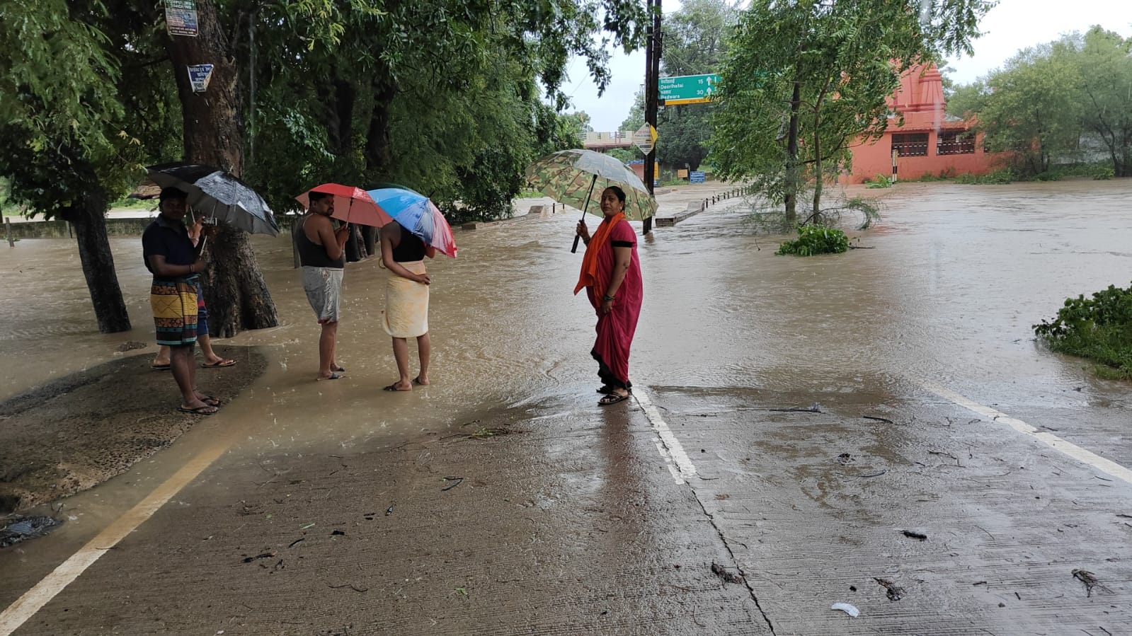 Katni Rainfall Breaking कटनी-देवरीहटाई मार्ग में नदी पर बना वर्षों पुराने पुल के ऊपर आया पानी 23 IMG 20240804 WA0033