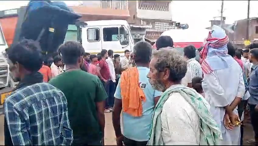 तहसील मुख्यालय बड़वारा में बहका ट्रक दीवार तोड़ते हुए दुकान में घुसा, दुकान संचालक की मौत 22 IMG 20240818 WA0038