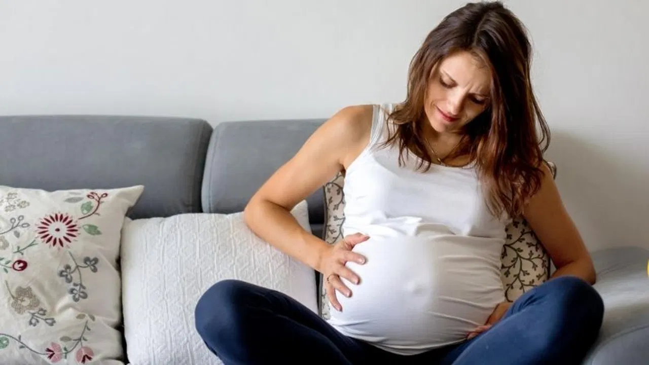 क्या आप भी प्रेग्नेंसी के दौरान कब्ज से परेशान हैं तो घबराएं नहीं, बल्कि कारण और बचाव के तरीकों के बारे में जानकर इस समस्या से बचें। 42 Untitled design 2021 01 29T130127.065