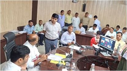 pm modi minister virendra khatik reprimanded chhatarpur mineral officer amit mishra on illegal mini 0cfc3d9a07b1758f3f470598a1371525