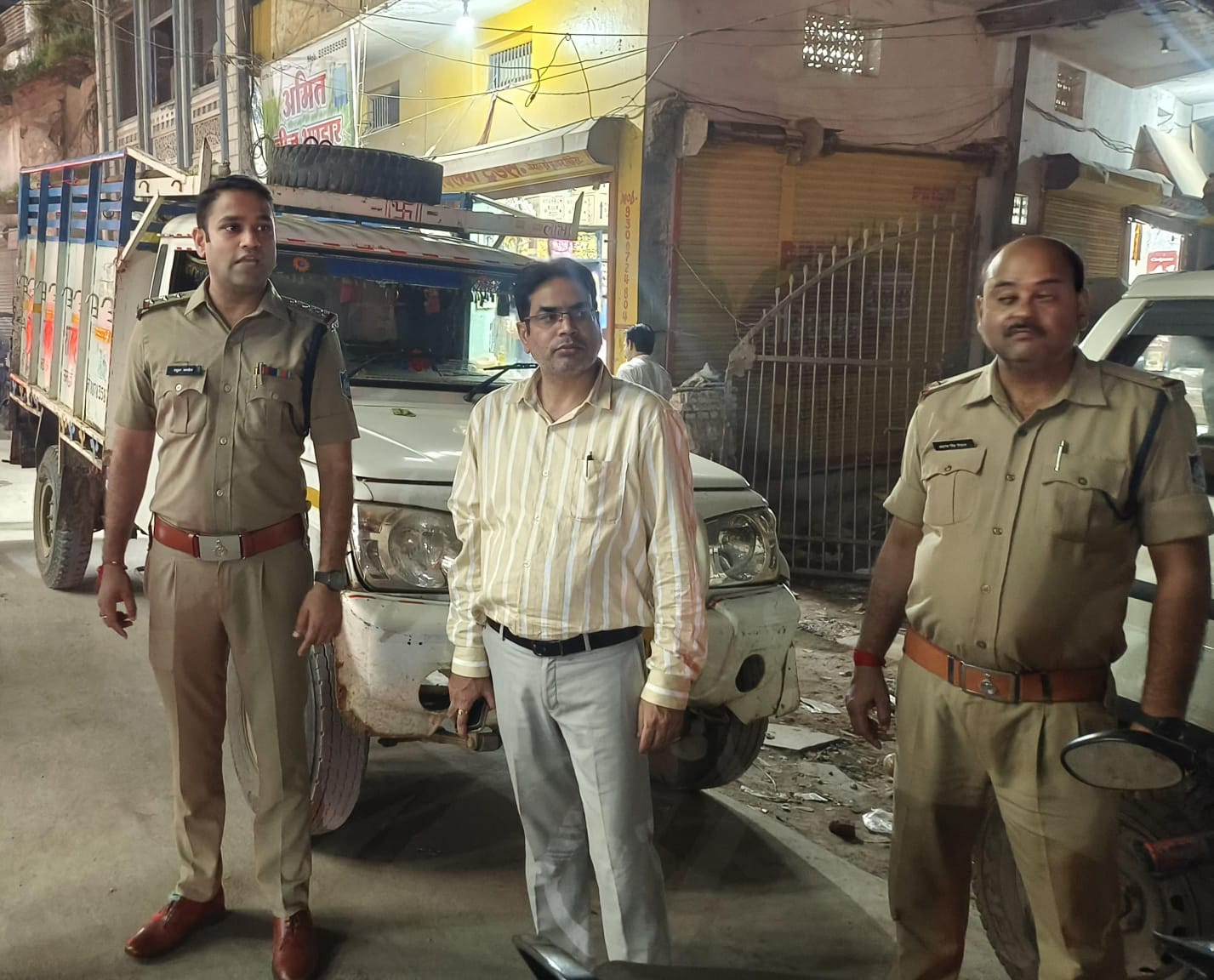 सड़क पर वाहन खड़ा करके लोडिंग अनलोडिंग कर रहे वाहनों का कटा चालान, शहर में परिवहन विभाग व यातायात पुलिस की संयुक्त कार्रवाई 22 IMG 20240920 WA0031