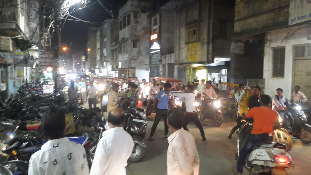 घण्टाघर मे बीच रोड युवकों क़े बीच हुई जमकर लड़ाई 22 IMG 20240928 WA0057