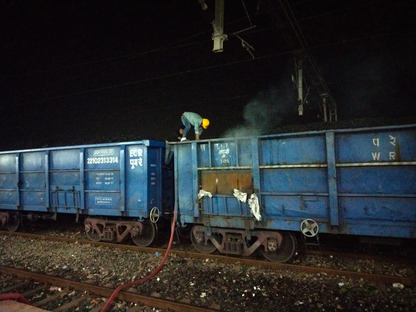 katni south railway station में कोयला लोड मालगाड़ी मे लगी आग से मचा हड़कंप 22 IMG 20240929 WA0014
