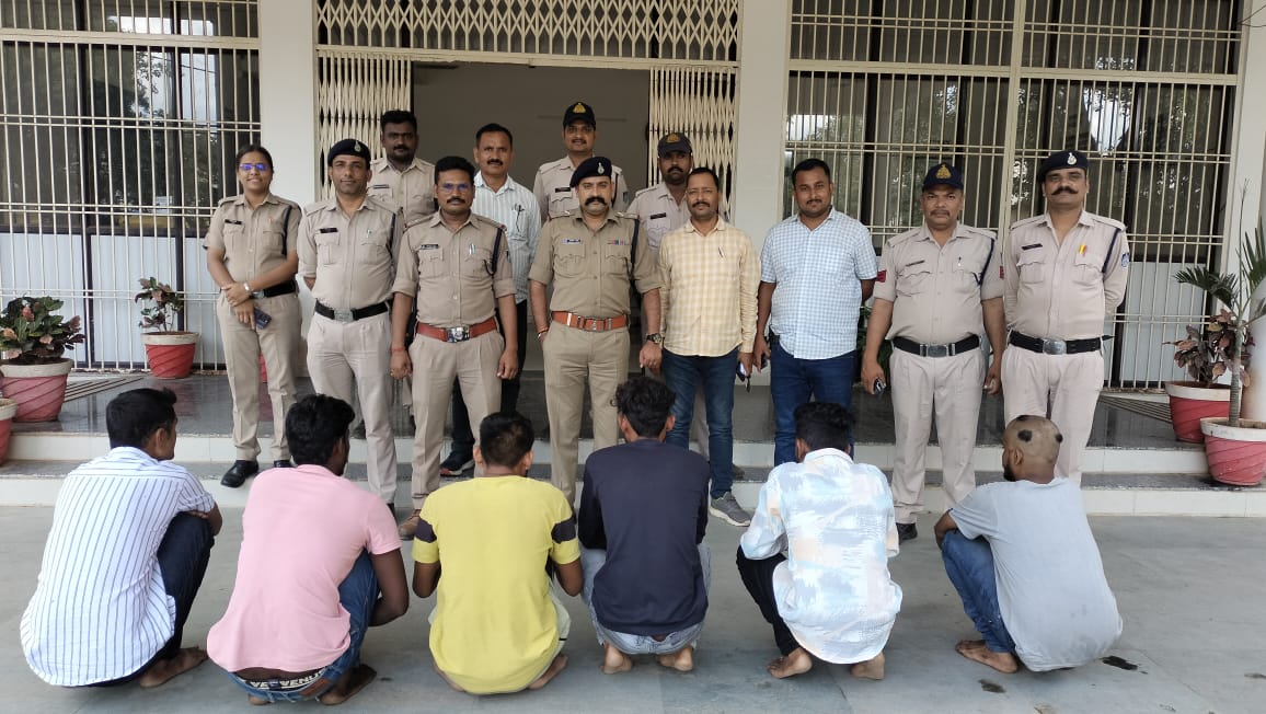 काम्बिंग गश्त के दौरान कोतवाली पुलिस ने पूरी रात चलाया सर्चिंग अभियान क्षेत्र के गुण्डा बदमाषों को चैक कर, लंबे समय से फरार चल रहे 15 स्थाई /गिरफ्तारी वारंटियों को किया गिरफ्तार 22 IMG 20240929 WA0055