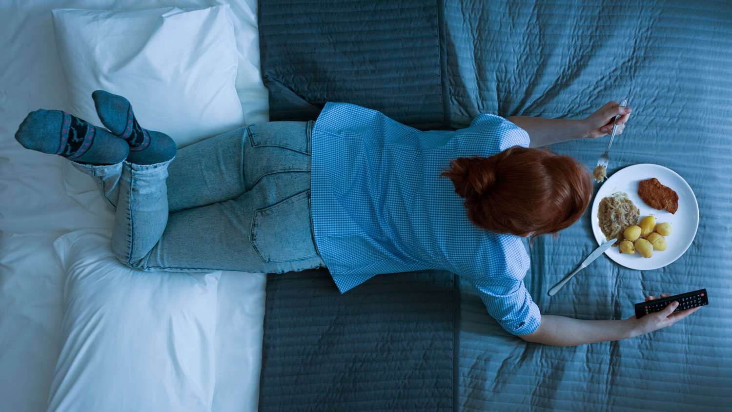 Let us know the many disadvantages of eating while sitting in bed