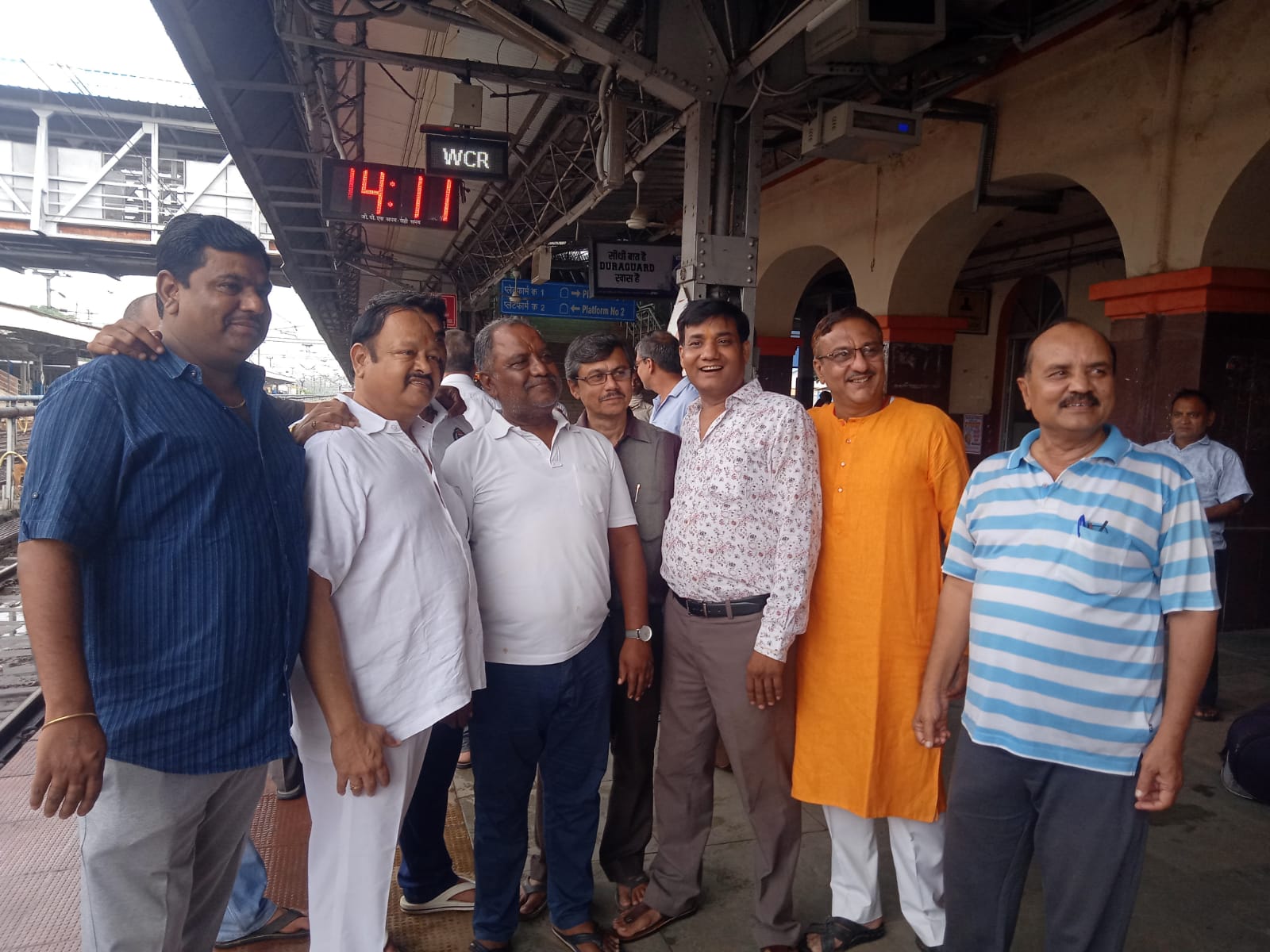 सम्मेद शिखर जा रहे तीर्थयात्रियों का स्टेशन में दिगंबर जैन समाज ने किया स्वागत 22 WhatsApp Image 2024 09 26 at 7.24.40 PM