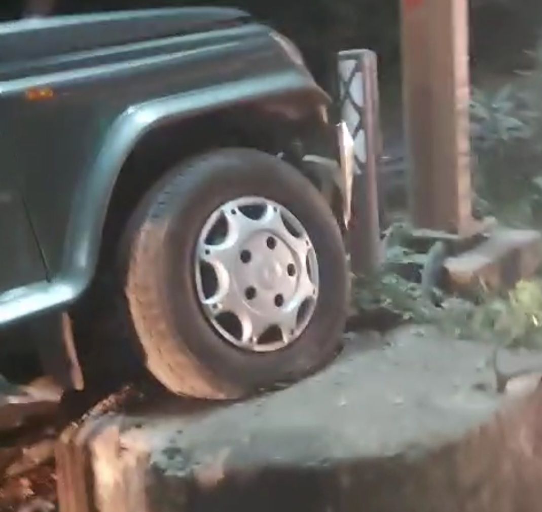Katni पुलिस अधीक्षक आफिस के सामने बुलेरो कार डिवाइडर में घुसी, 4 घायल, देखें VIDEO 22 wp 17271208642622132714971355715620