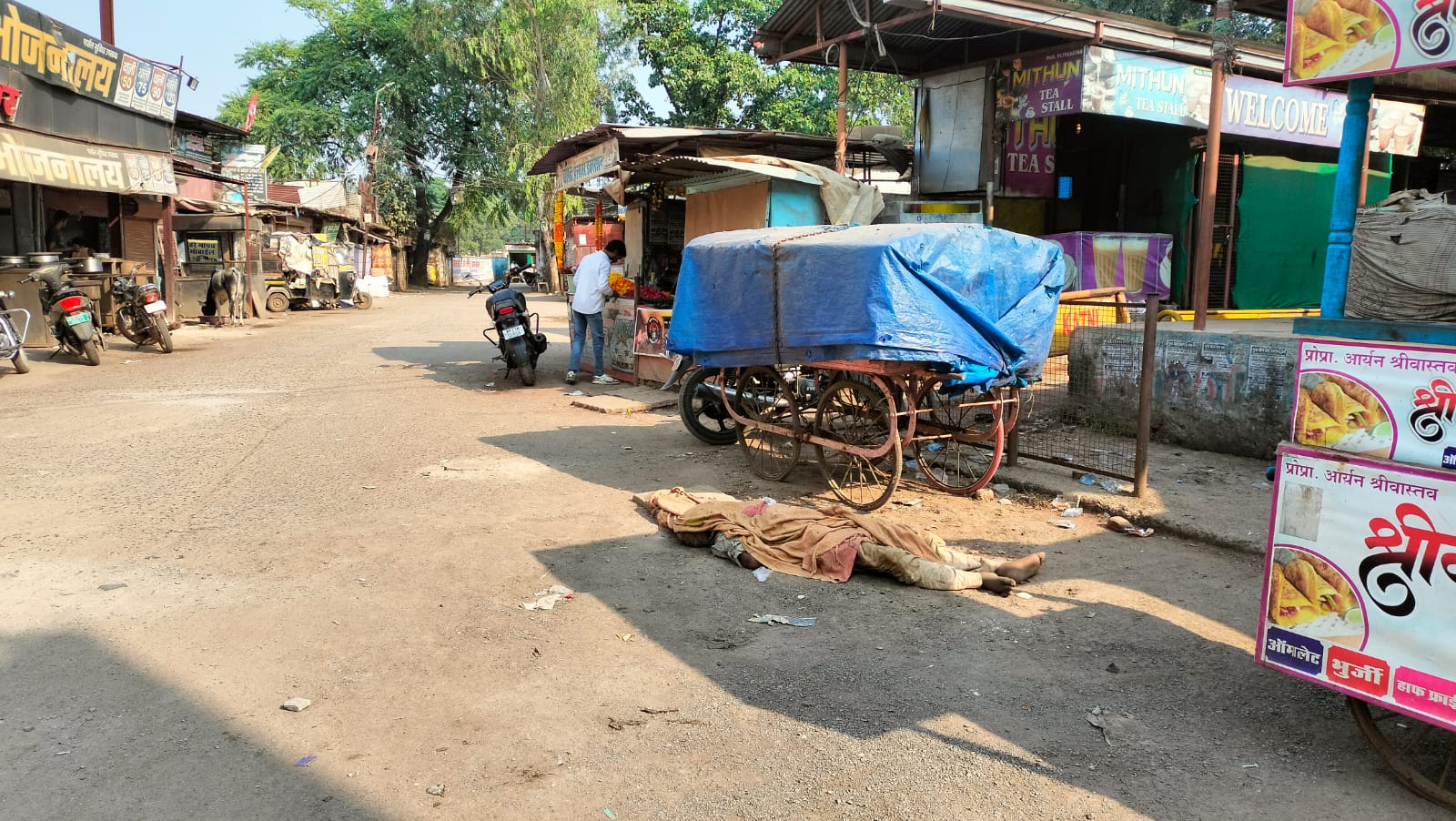 जिला अस्पताल क़े सामने मिली अज्ञात व्यक्ति की लाश से सनसनी 22 1000964455