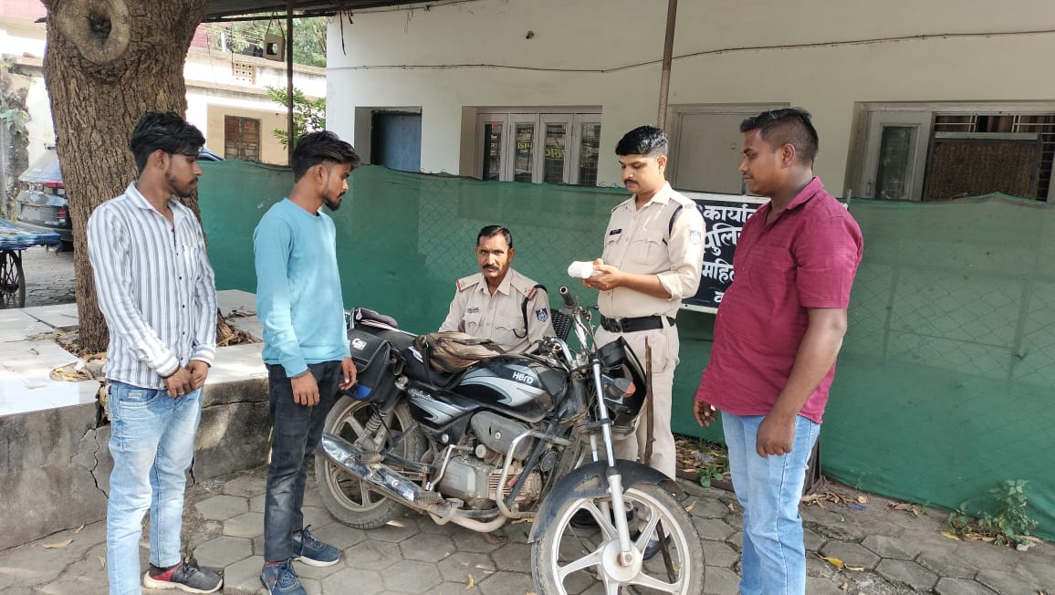 एक दर्जन से अधिक वाहनो का कोतवाली पुलिस ने काटा चालान 22 IMG 20241019 WA0027