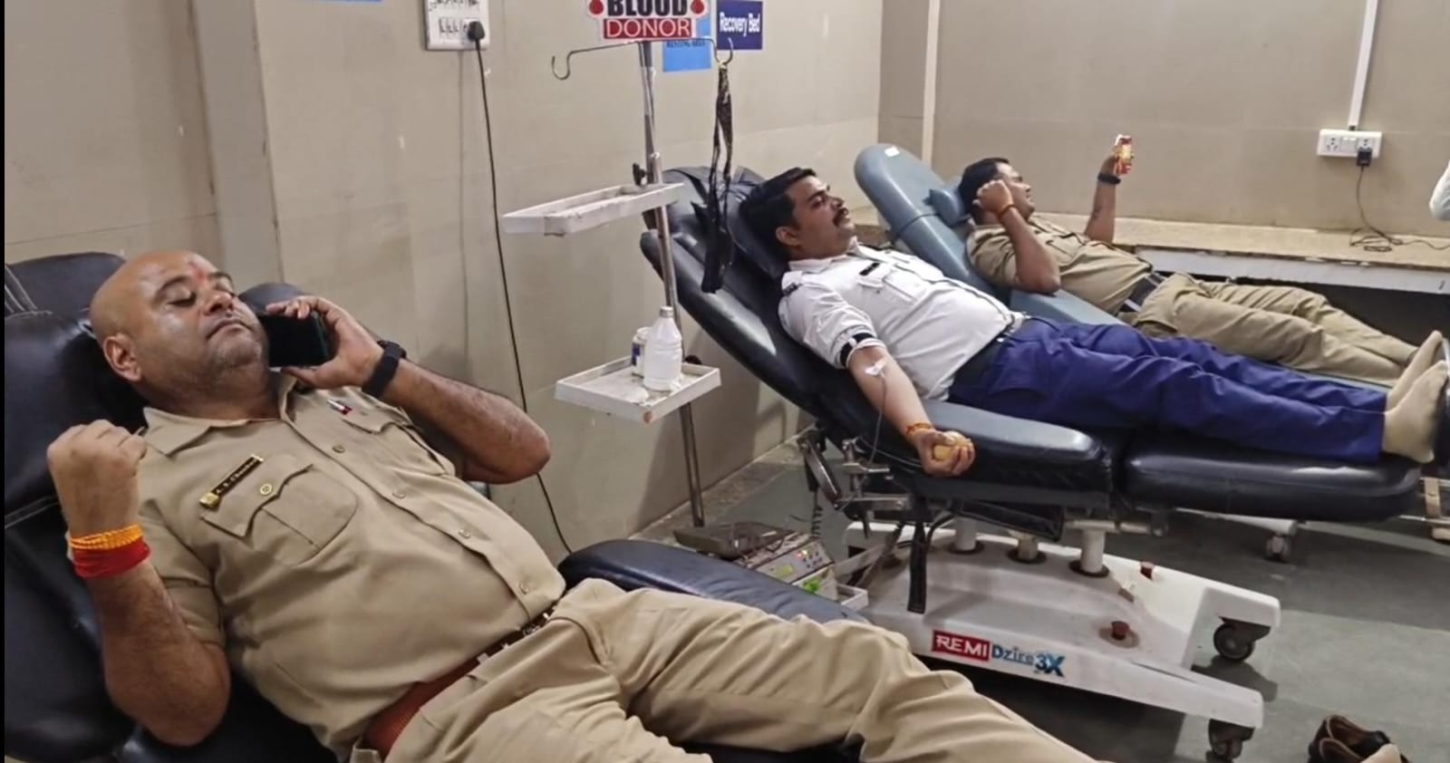 कटनी यातायात पुलिस का मानवीय कार्य प्रसूतिका को किया रक्तदान 22 IMG 20241020 WA0034