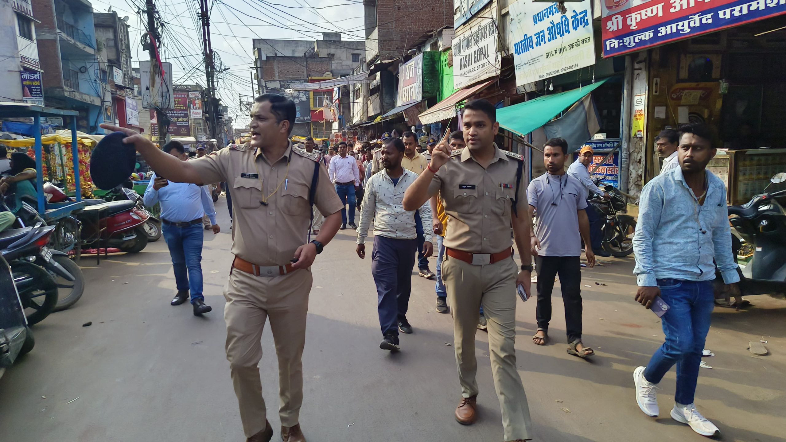 मैडम हम बाजार के अंदर नहीं जा सकते, यातायात पुलिस के सख्त आदेश हैं, यहां से आपको पैदल जाना होगा,,,,,,,,,,,,,,, 22 IMG 20241030 WA0001 scaled