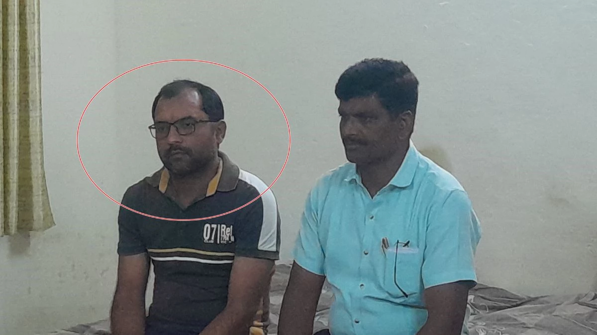 patwari taking bribe bhind