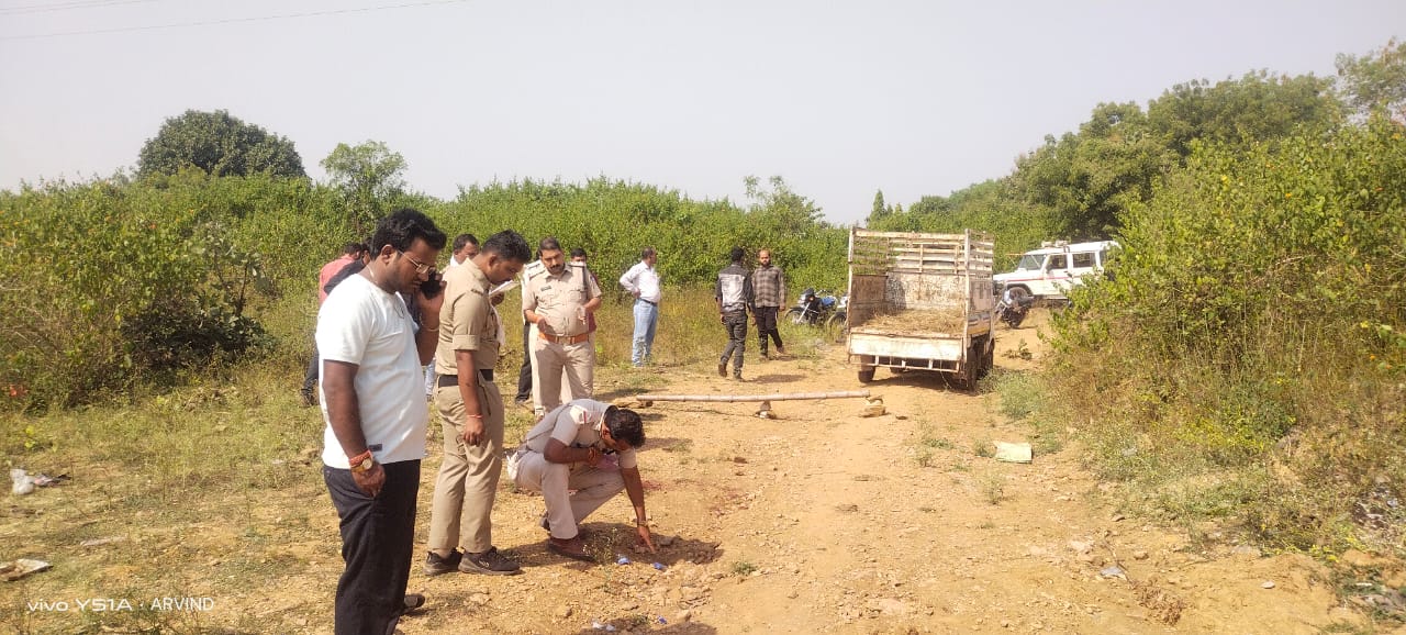 ब्रेकिंग न्यूज़ युवक की पत्थर पटक कर हत्या निवस्त्र कर जलाने का प्रयास 22 1000999589