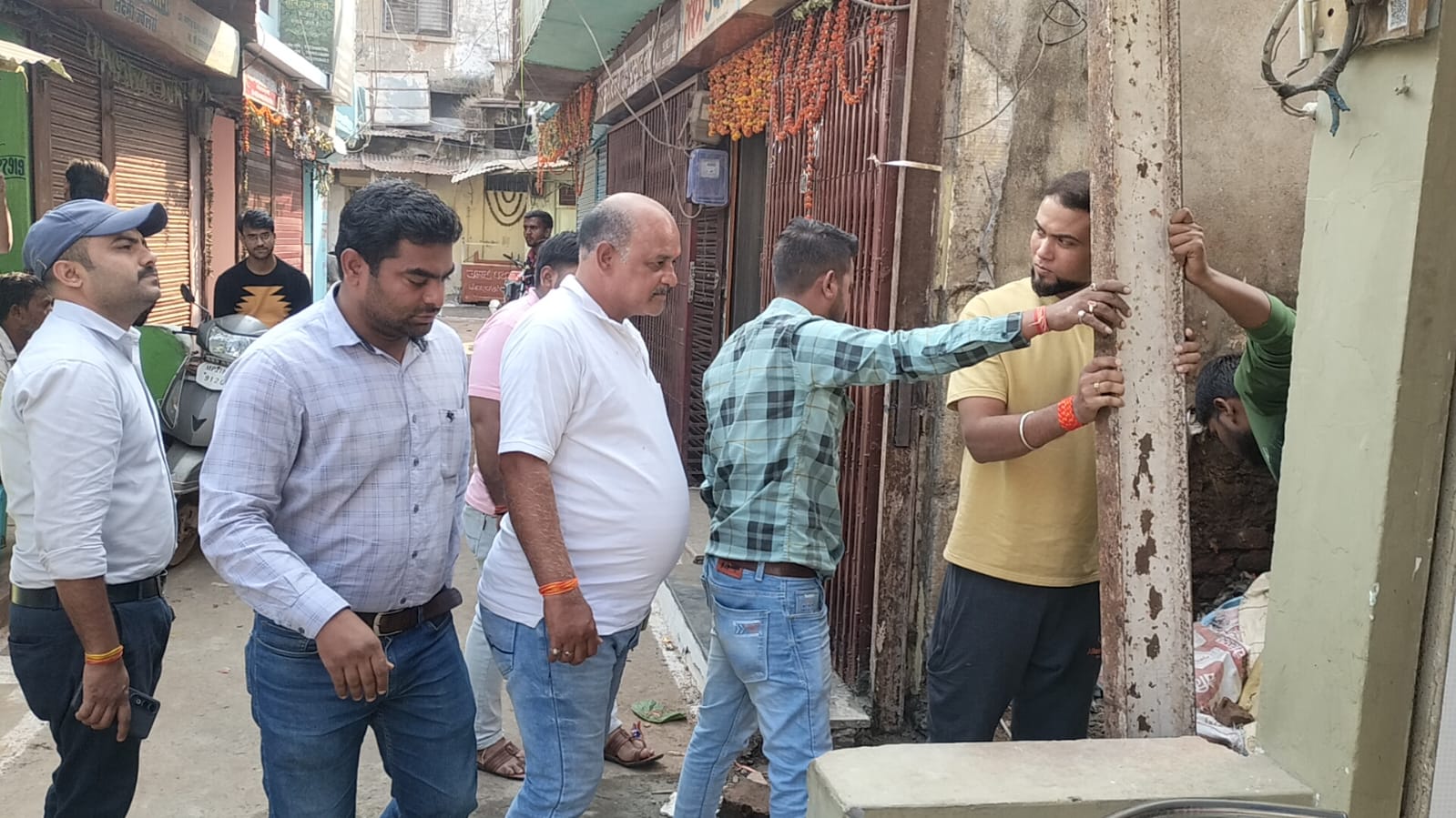 सराफा बाजार में सीढिय़ों के लिए छोड़ी गई जगह पर कब्जे का प्रयास, नगर निगम ने की कार्रवाई 22 1004828267