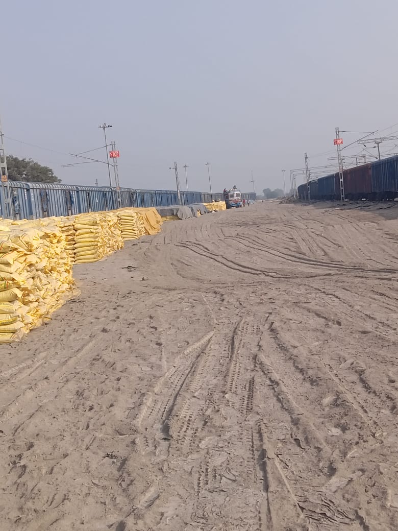 झुकेही रैक प्वाइंट पर आई 765मीट्रिक टन ट्रिपल सुपर फास्फेट खाद की रैक,आगामी 3-4 दिनों में कटनी जिले को मिलेगी 3हजार 153 मीट्रिक टन खाद 22 IMG 20241122 WA0024